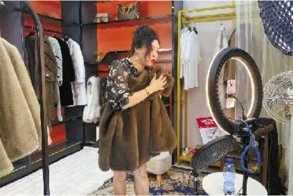 揭秘！這家皮裝企業1天成（chéng）交500單，為（wéi）啥這麽賺……